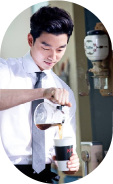 Barista preparando café
